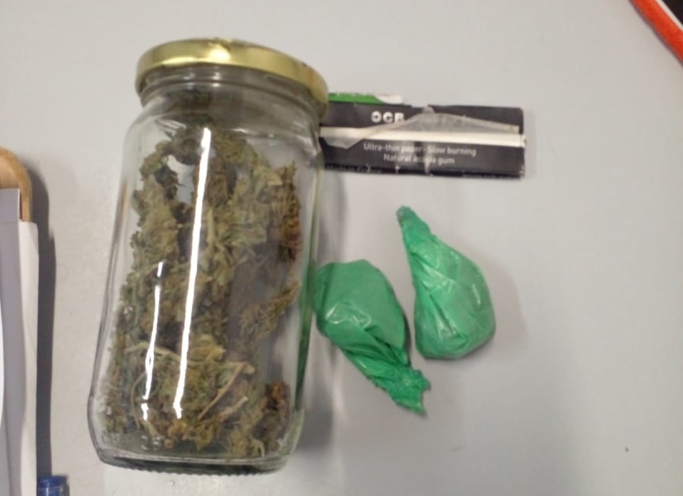 Colonia Caroya: Detuvieron a un joven con un frasco de marihuana
